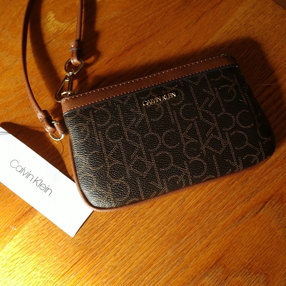 MSRP=$48 NWTCalvin Klein SIGNATURE Logo Wristlet